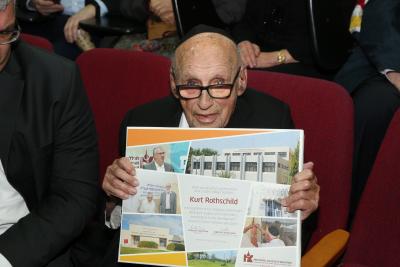 Kurt Rothschild Receives Orot Israel College's Badge of Honor